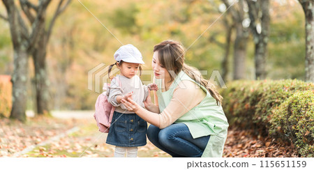 孩子們在幼兒園/幼兒園活動中享受秋季遠足 115651159