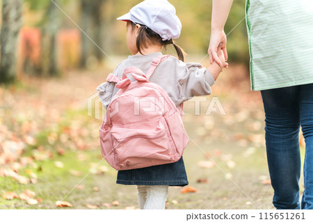 保育員婦女和幼兒園兒童（保育園/幼兒園護士）在秋季公園散步/遊覽 115651261