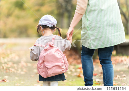 保育員婦女和幼兒園兒童（保育園/幼兒園護士）在秋季公園散步/遊覽 115651264