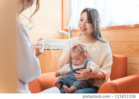 Obstetrics and gynecology department, neonatal department, doctor, doctor, female doctor who recommends medicine to parents and children Obstetrics and gynecology department, neonatal department, doctor, doctor, female doctor who recommends medicine to parents and children 115651536