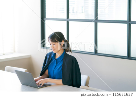 Business woman heading to PC 115651637