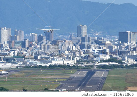 大阪機場飛機起降鳥瞰圖 大阪機場飛機起降鳥瞰圖 115651866