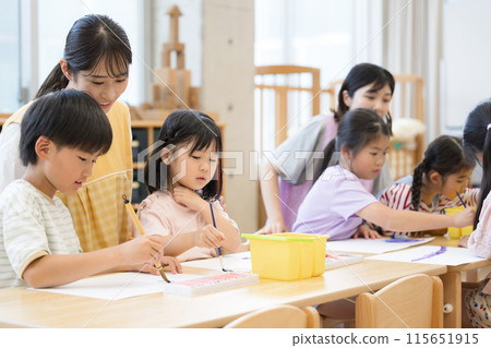 Teachers and students studying at after-school care centers and after-school day care centers 115651915