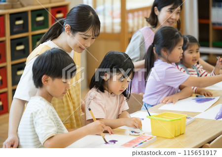 Teachers and students studying at after-school care centers and after-school day care centers Teachers and students studying at after-school care centers and after-school day care centers 115651917