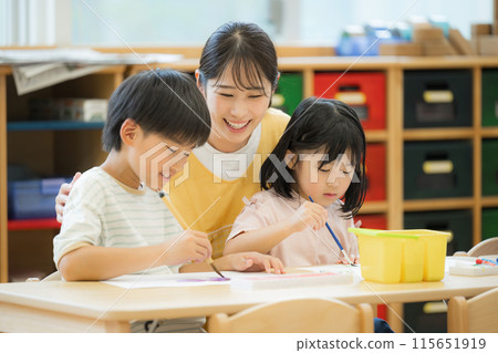 Teachers and students studying at after-school care centers and after-school day care centers, etc. Multiple elementary school students and a teacher watching over them 115651919