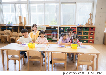 在課後或課後日間服務中學習的師生、多名小學生 115651928