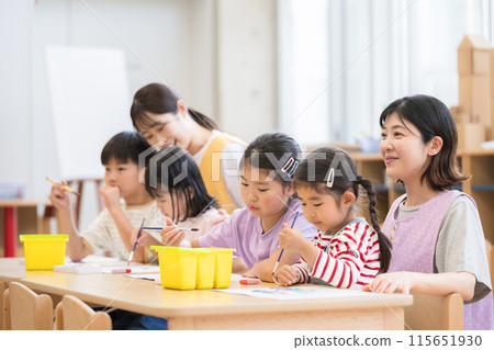 Teachers and students studying at after-school care centers and after-school day care centers, etc. Multiple elementary school students 115651930