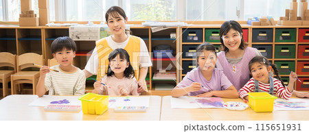 Teachers and students studying at after-school care centers and after-school day care centers, etc. Banner of multiple elementary school students and teachers looking at the camera Teachers and students studying at after-school care centers and after-school day care centers, etc. Banner of multiple elementary school students and teachers looking at the camera 115651931