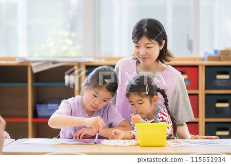 老師和學生在課後或放學後日間服務中學習，多名小學生和老師在照顧他們。 115651934