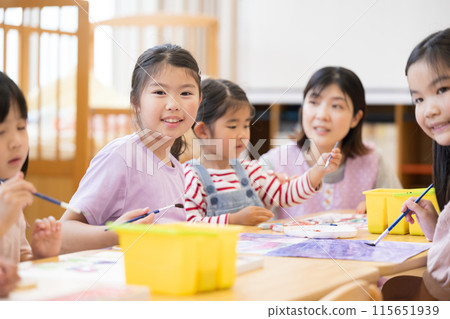 Teachers and students studying at after-school care centers and after-school day care centers, multiple elementary school students, smiling at the camera 115651939