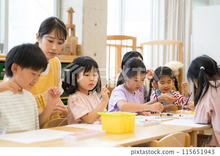 Teachers and students studying at after-school care centers and after-school day care centers, etc. Multiple elementary school students Teachers and students studying at after-school care centers and after-school day care centers, etc. Multiple elementary school students 115651943