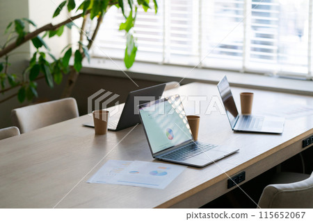 A computer in an empty office 115652067