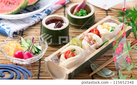 天然竹子上的素面的夏季形象 115652348