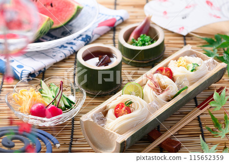 天然竹子上的素面的夏季形象 115652359