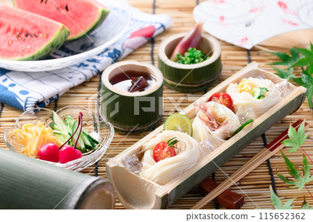 天然竹子上的素面的夏季形象 天然竹子上的素面的夏季形象 115652362