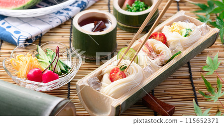 天然竹子上的素面的夏季形象 天然竹子上的素面的夏季形象 115652371