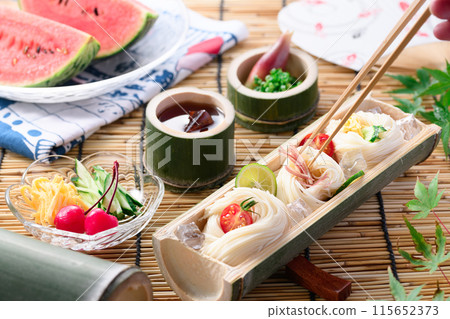 天然竹子上的素面的夏季形象 115652373