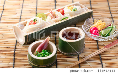 天然竹子上的素面的夏季形象 115652443