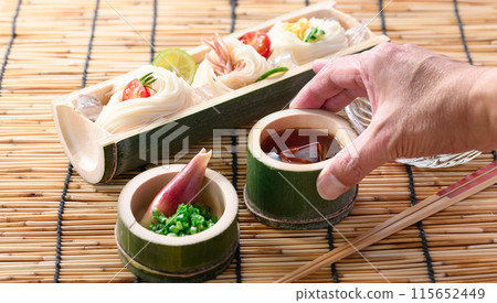 天然竹子上的素面的夏季形象 115652449