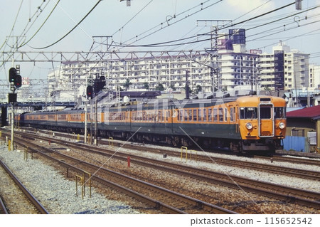 153 series express "Tokaido Gotemba" including a Green Car with a green stripe, at Sotetsu Hiranumabashi, July 25, 1981 115652542