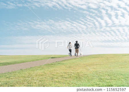 家庭、情侶、情侶、男女在公園遛狗（跑步、慢跑、跑步） 115652597