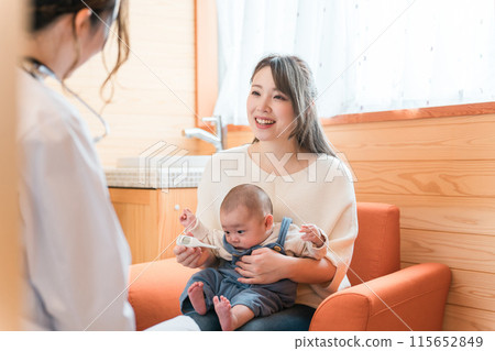 Mom and doctor taking baby's temperature, obstetrician-gynecologist, neonatologist, doctor, female doctor 115652849