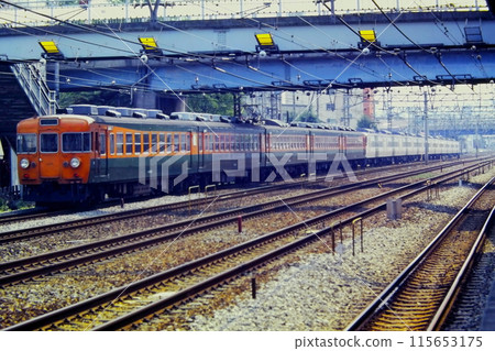 The express "Izu" train, made up of a mix of 153 and 185 series trains during the JNR era, at Sotetsu Hiranumabashi Station, July 26, 1981 115653175