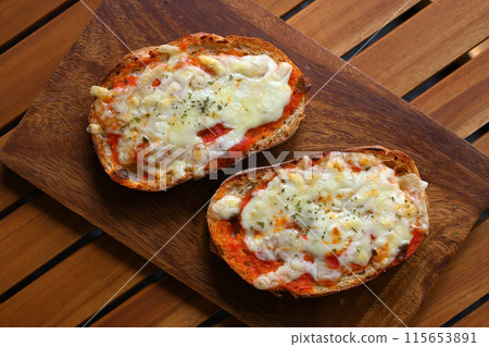 baguette pizza toast 115653891