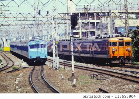 1981年8月2日,153系特快「伊豆號」及京濱東北線103系進入川崎站 1981年8月2日,153系特快「伊豆號」及京濱東北線103系進入川崎站 115653904