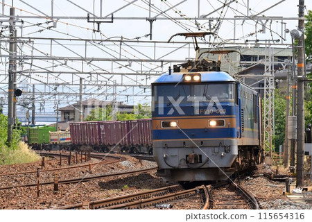 A long freight train going down the Tokaido Line's quadruple track 115654316