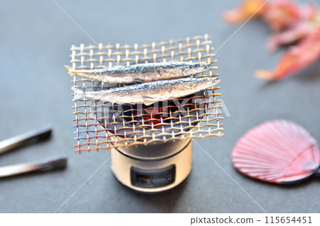Autumn taste: saury, grilled fish, smoke, charcoal grill, charcoal, wire mesh Autumn taste: saury, grilled fish, smoke, charcoal grill, charcoal, wire mesh 115654451