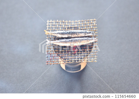 Autumn taste: saury, grilled fish, smoke, charcoal grill, charcoal, wire mesh 115654660