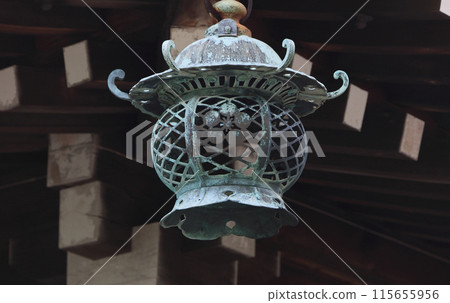 防府天滿宮正殿後方懸掛著梅花釣魚燈籠 防府天滿宮正殿後方懸掛著梅花釣魚燈籠 115655956