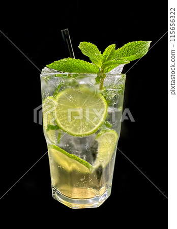 glass of mojito cocktail 115656322