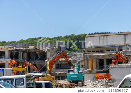 Demolition site of a reinforced concrete school building 115656337