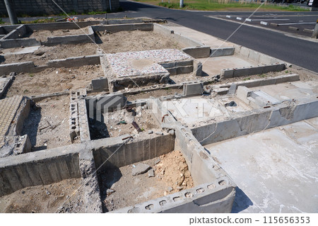 因道路擴建而被驅逐的房屋地基殘骸 115656353