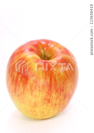 一整顆紅蘋果，明亮的背景 115656419