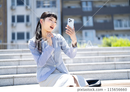Young business woman with smartphone 115656660