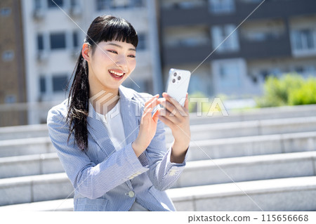 有智能手機的年輕女商人 115656668