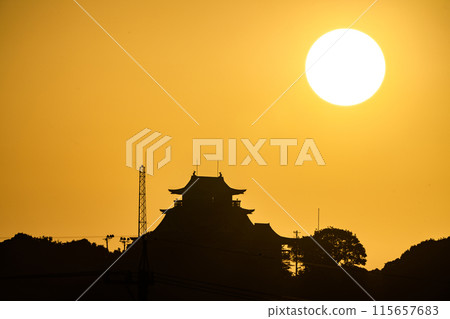 sun rising over japanese castle 115657683