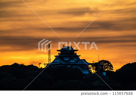 太陽從日本城堡升起 115657688