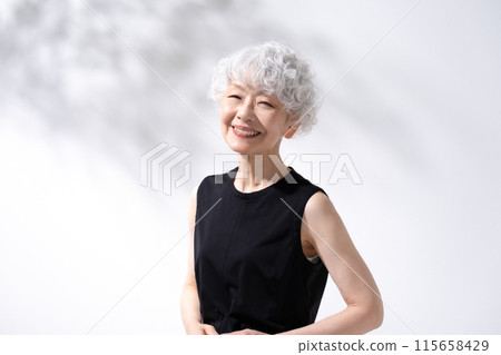 美麗陽光灰髮女人 115658429