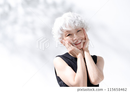 美麗陽光灰髮女人 115658462
