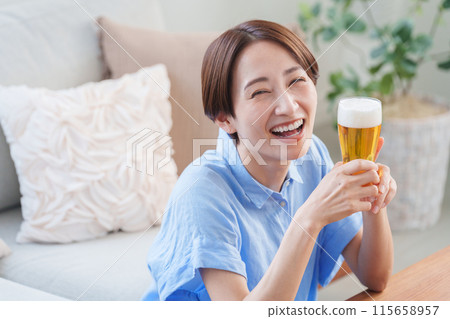夏天喝啤酒的女人 夏天喝啤酒的女人 115658957