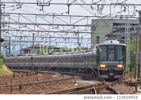 A special rapid service train passing through the Yamazaki curve on the quadruple-track Tokaido Main Line 115659458