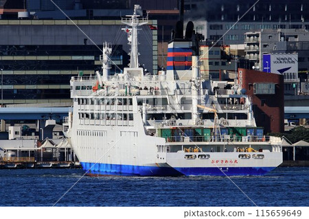 A full-day voyage... The third generation Ogasawara Maru, a passenger and cargo ship that supports the lives of Chichijima and Hahajima 115659649