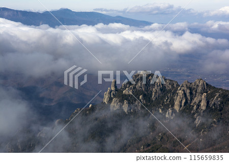 雲霧繚繞的水垣山 雲霧繚繞的水垣山 115659835