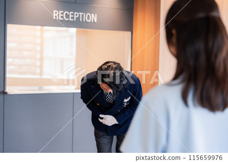 飯店工作人員向顧客道歉 115659976