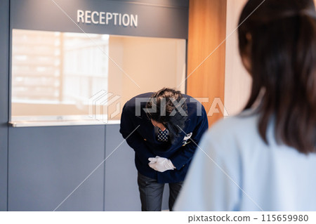 飯店工作人員向顧客道歉 115659980