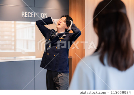 Hotel staff apologizing to customers 115659984
